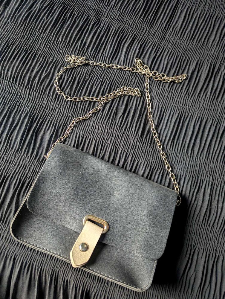 BLACK SLING BAG