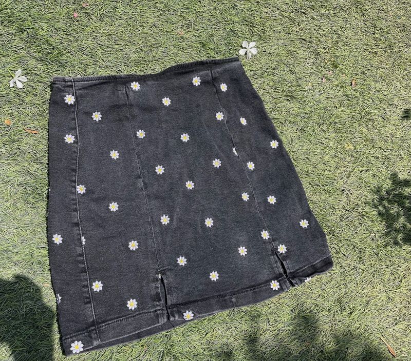 Cute black, daisy embroidery denim skirt🌼