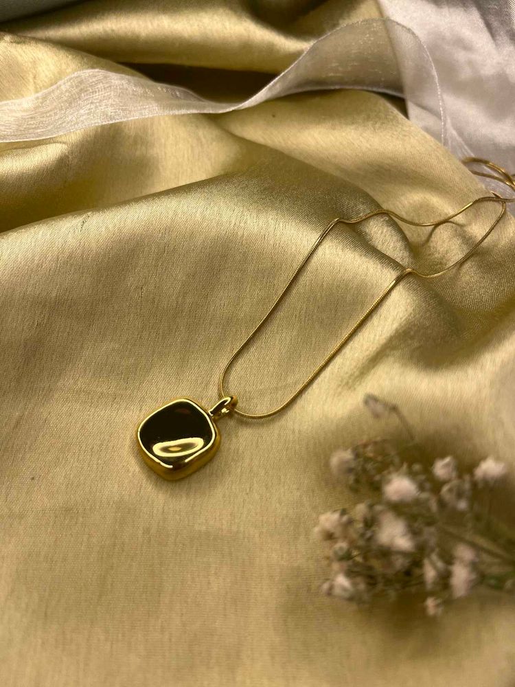 Gold Pendant Necklace