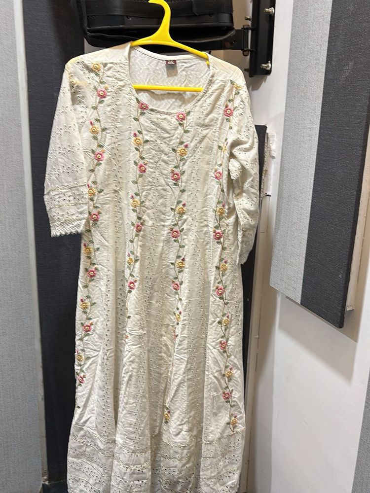 Elegant Floral Embroidered Kurta