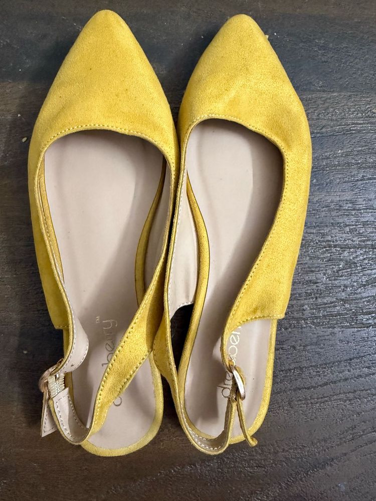 Mustard yellow Solid Ballerinas With suede Finish
