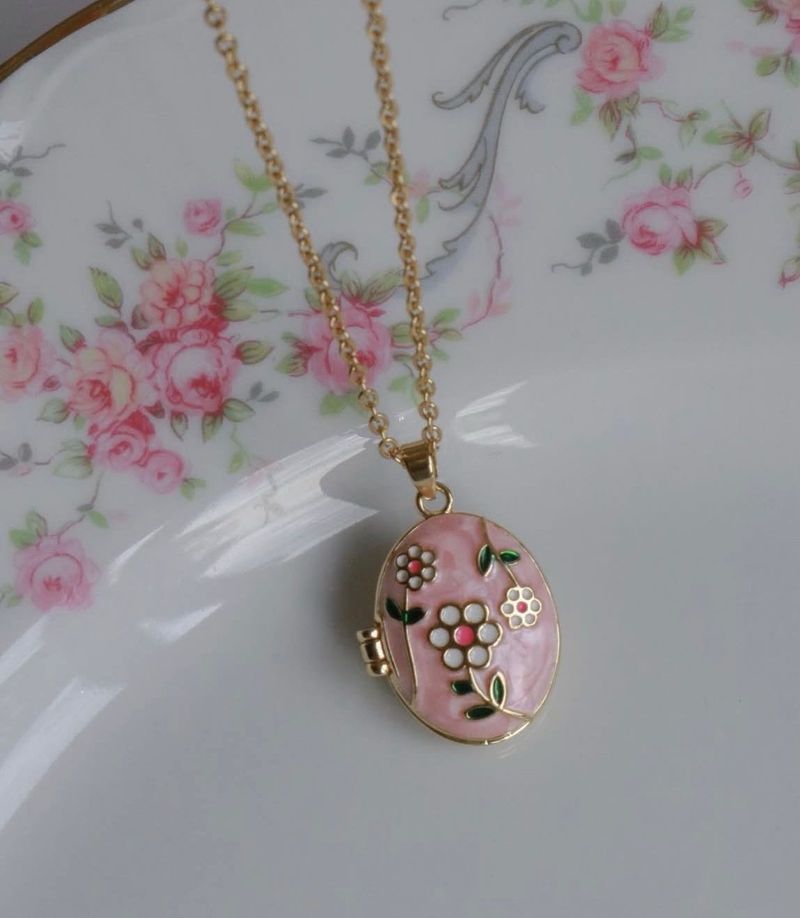 Vintage Floral Locket Necklace Open - Photo pendan
