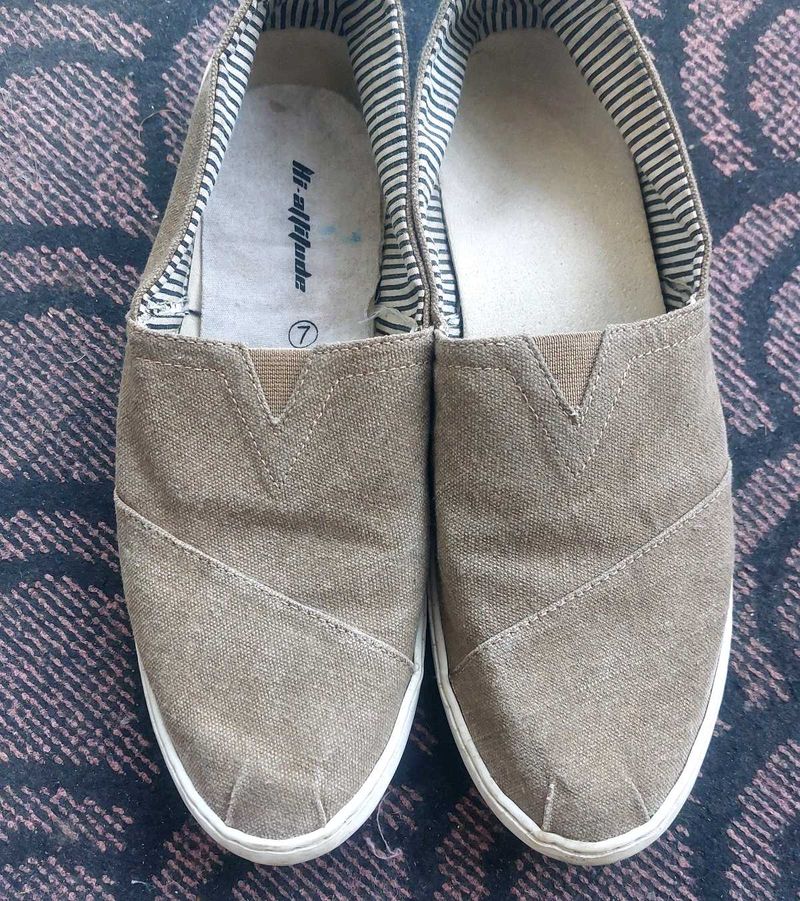 Casual Shoes In Khaki Green Color
