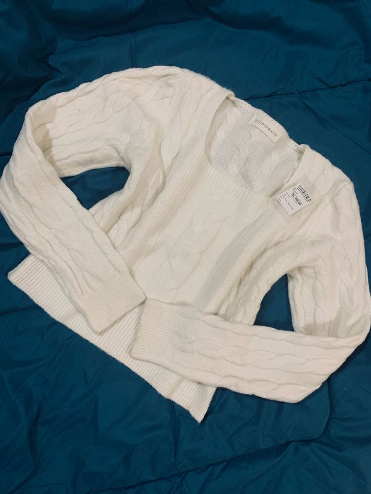 STUDIO WHITE Crop Sweater