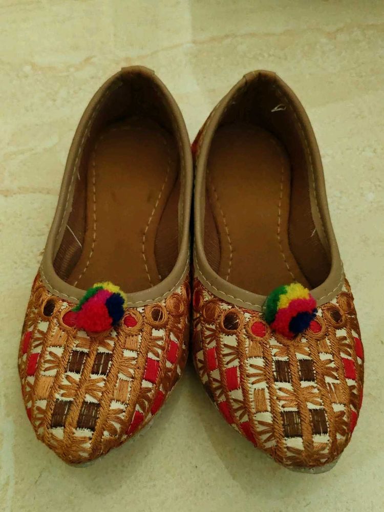 Ethnic Embroidered Jutti