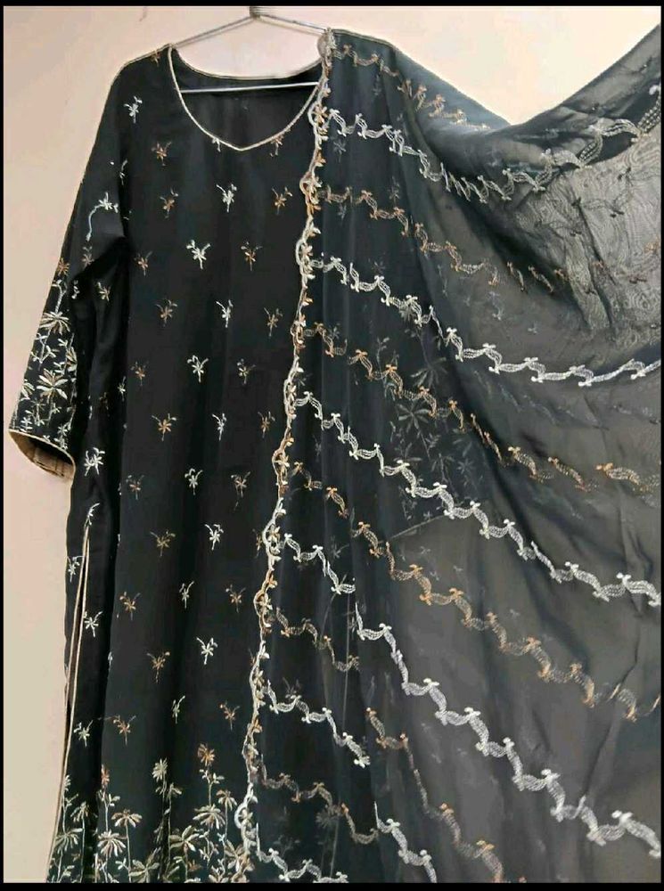 Pakistani Suit ( Kurti + Dupatta )