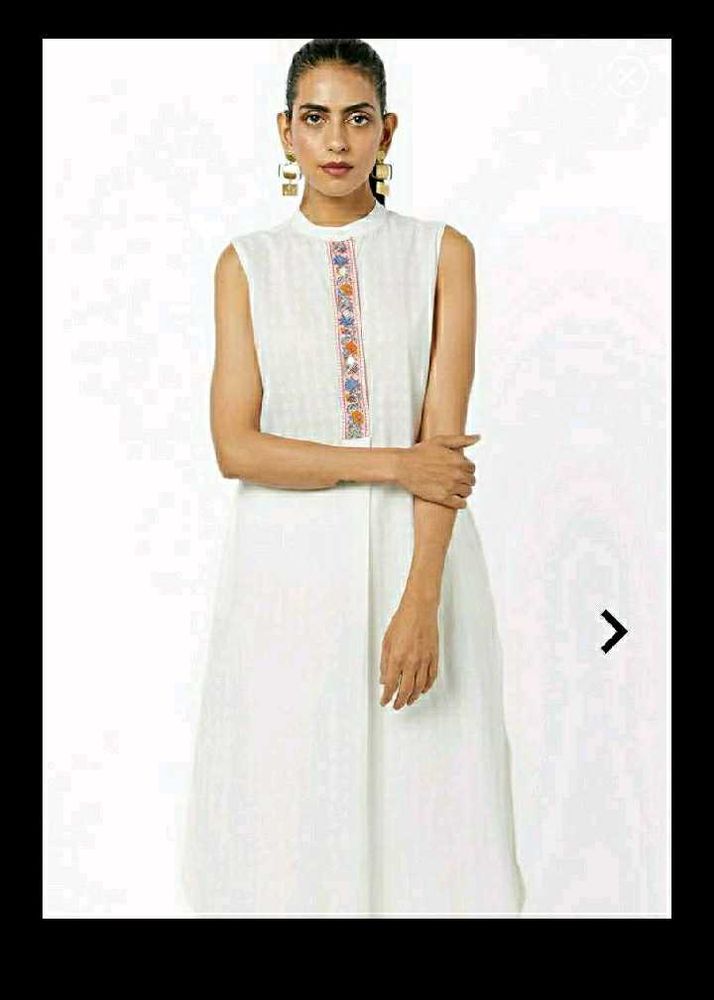 Women&#39;s Ajio White Sleeveless Kurti
