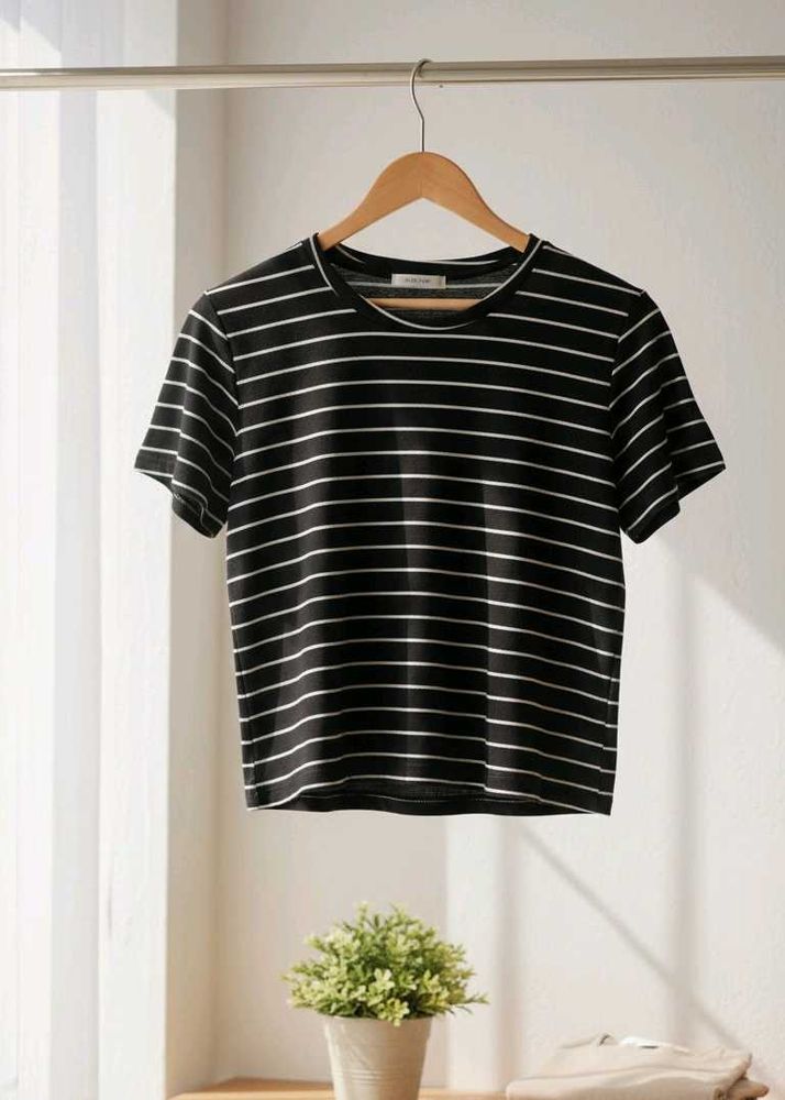 Striped Crop Top White And Black Cobintion  XL