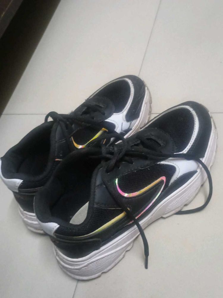 Stylish Black &amp; White Women&#39;s Sneakers