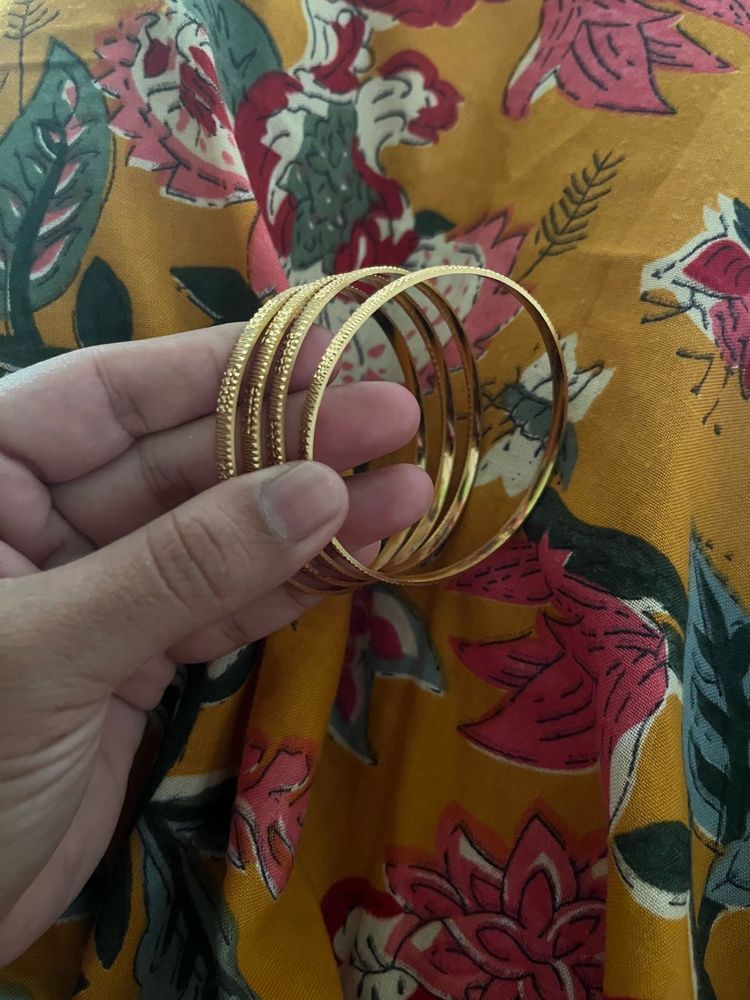 Set of 4 Gold plated bangles