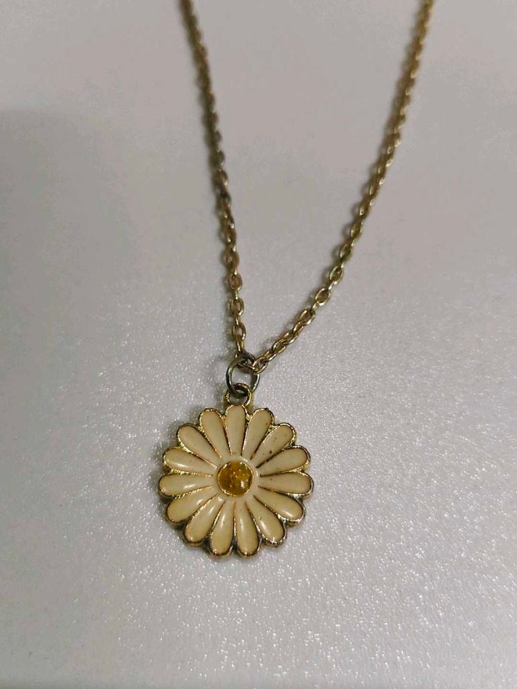 Daisy Pendant Necklace