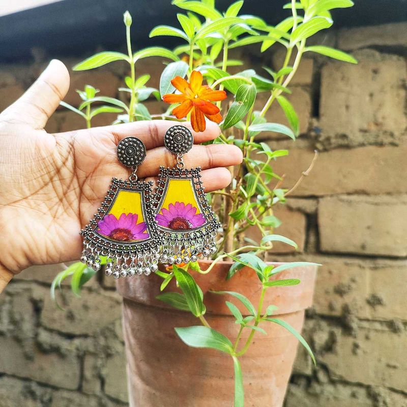 Jhumka With Real Daisy