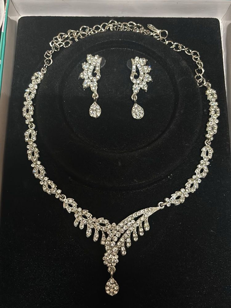 Sparkling Necklace &amp; Earrings Set