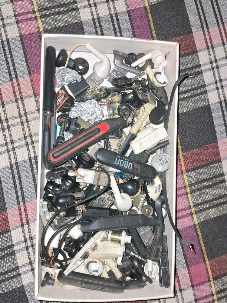 Scrap Wired Earphones Few Neckbands