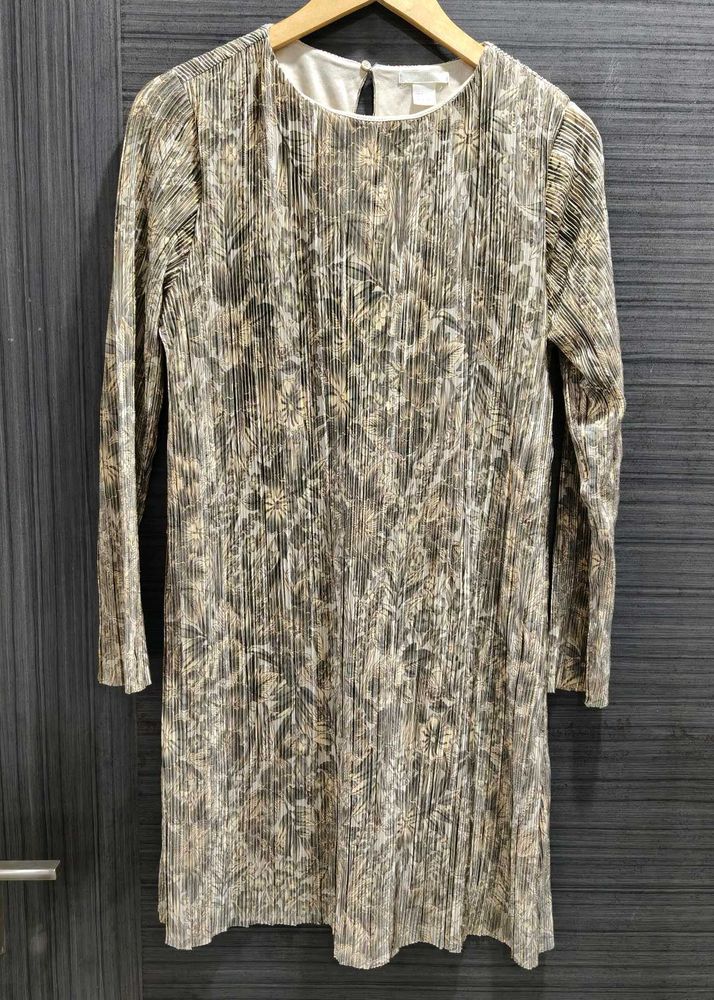 Chic H&amp;M Pleated Floral Mini Dress