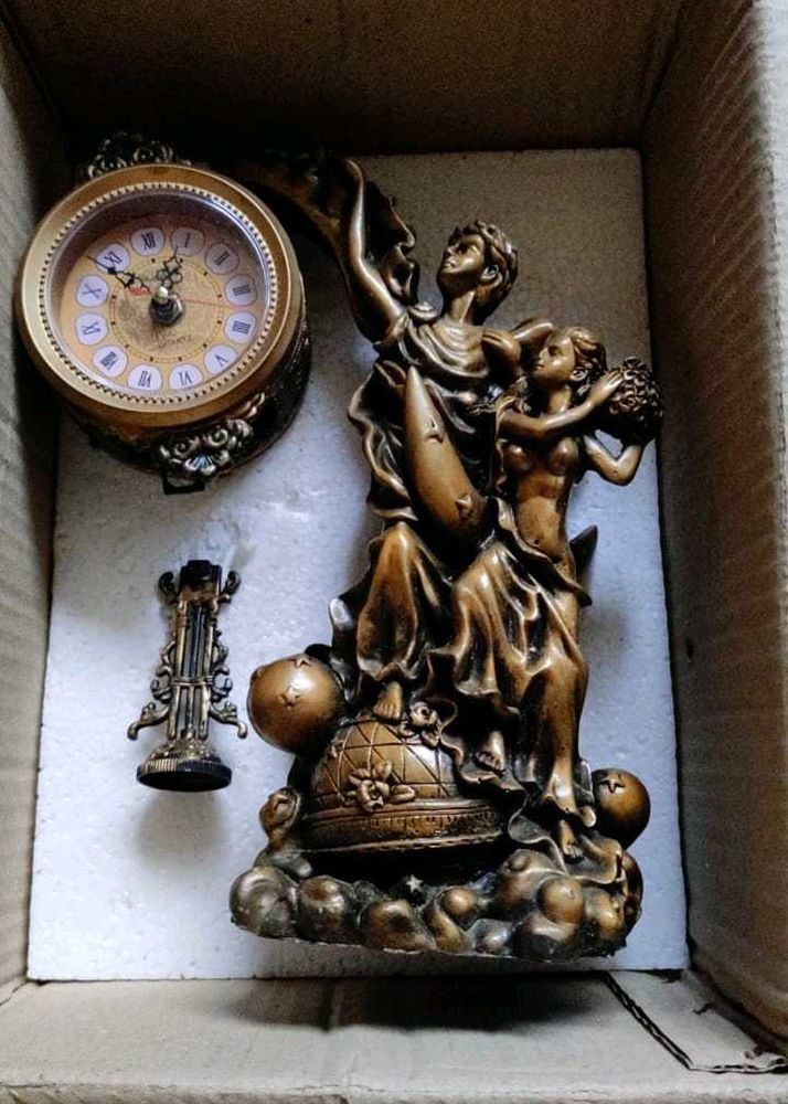 Clock Cum Showpiece