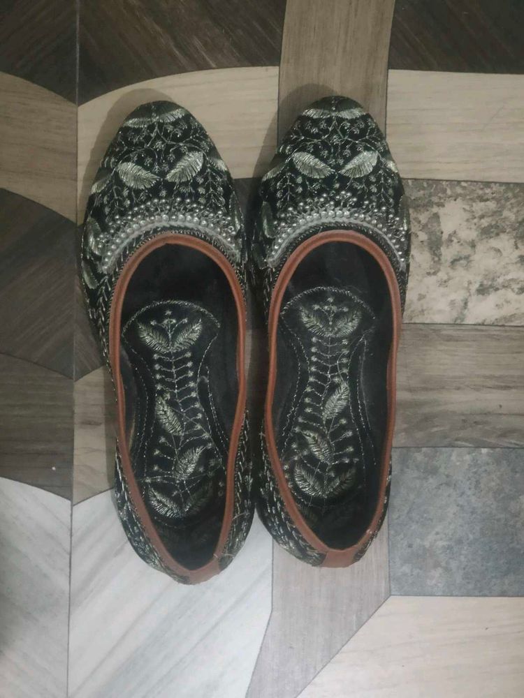 punjabi Black Juttis