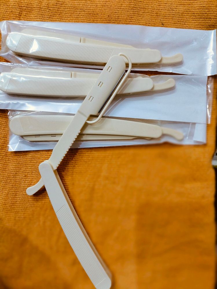 Face Razor 🪒 Set Of 8🚨..Use And Throw Pack .