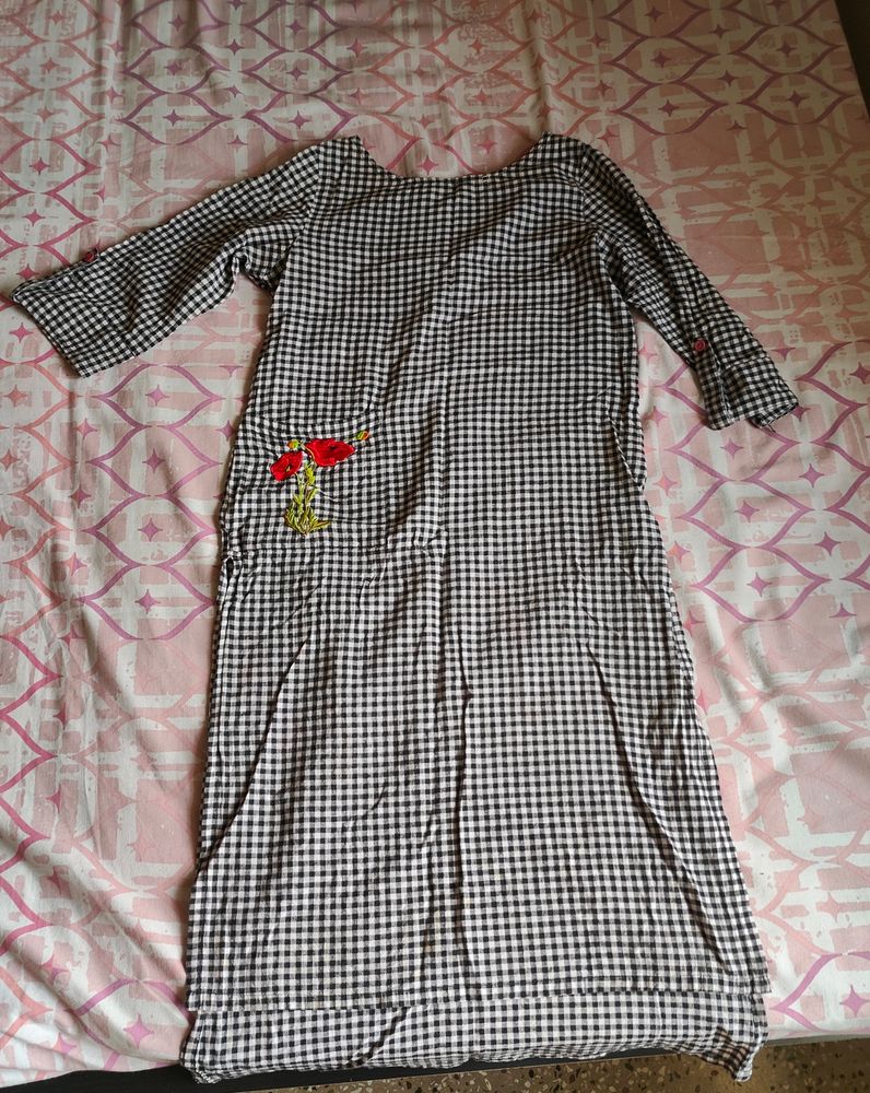 Avaasa Long Checked Kurti