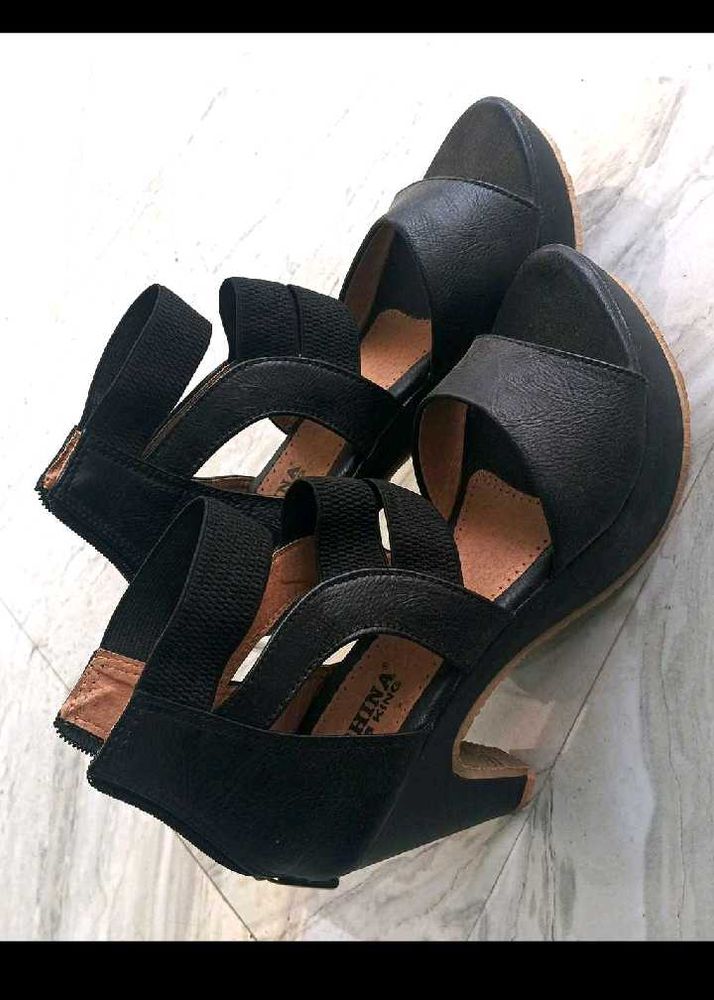 Black Platform Heels With 3pairs Of Socks