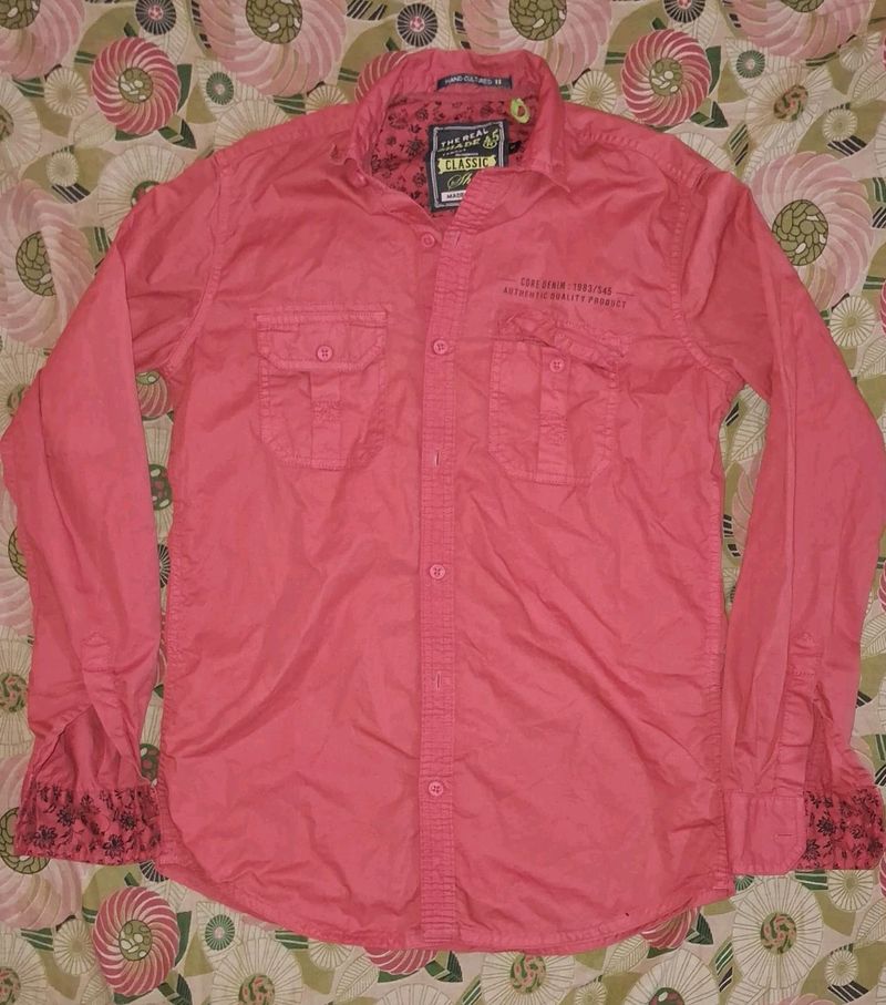 Men&#39;s shirt.