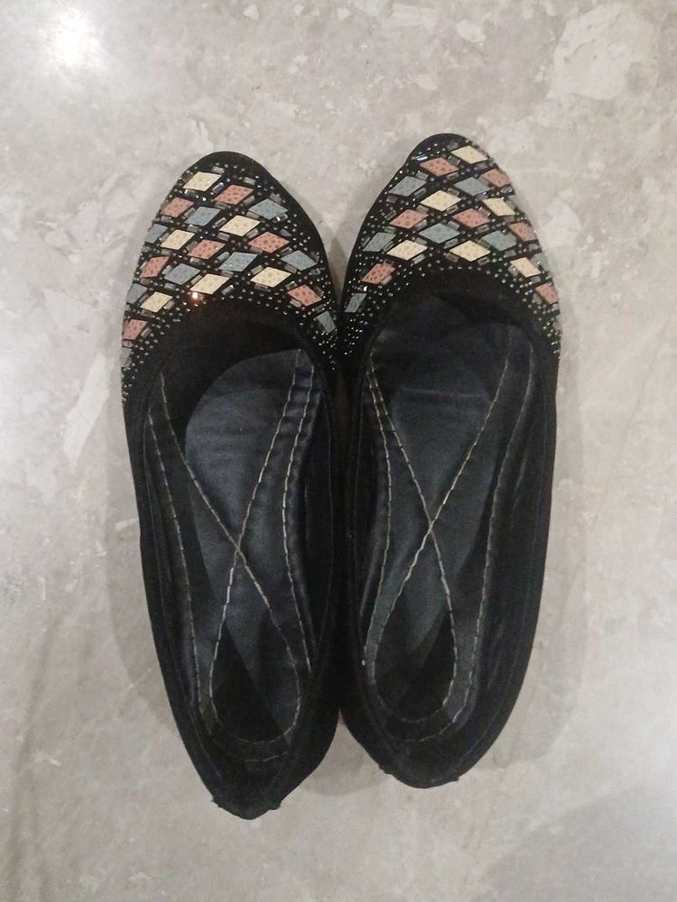 Elegant Black Juttis