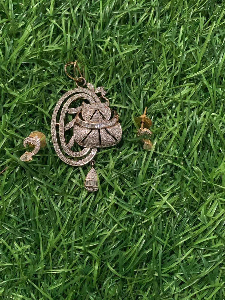 Pendant Set With Earnings