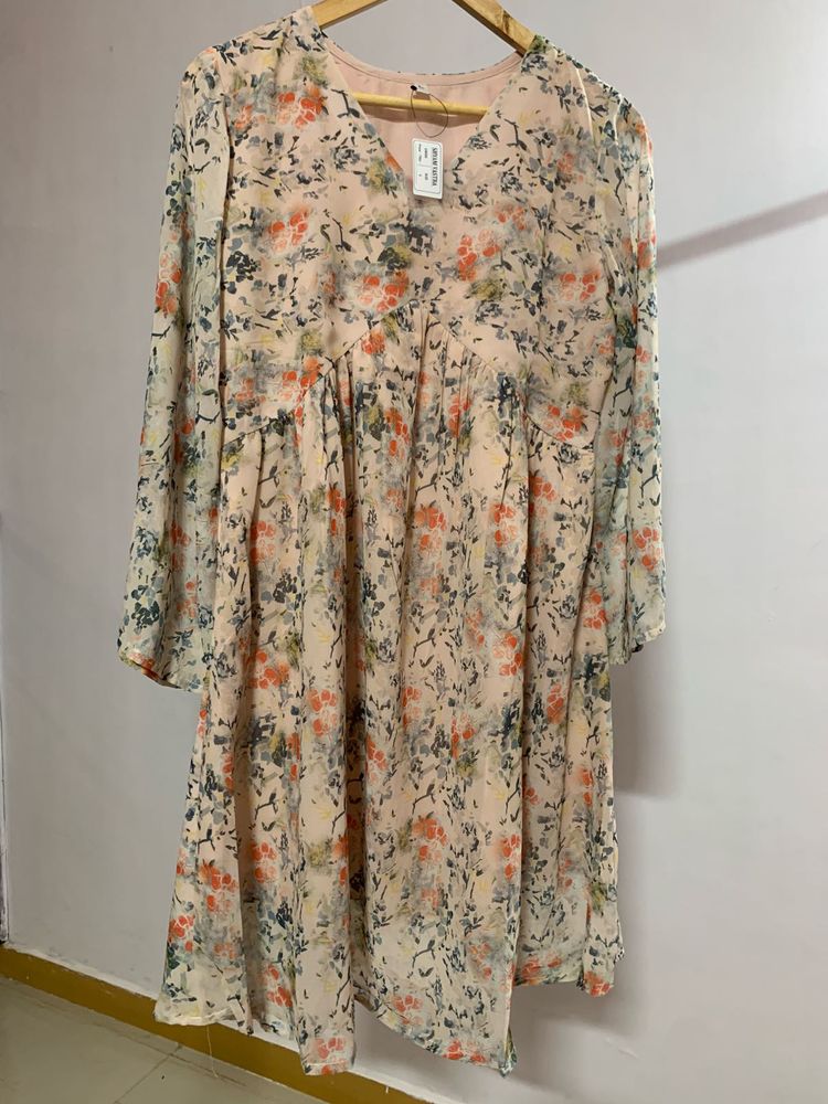 Elegant Floral Short Dress with Flared Full Sleeve