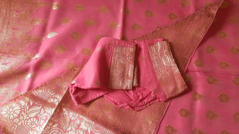 A New Showroom Pure Silk Banarasi Hand Woven  Silk Saree In Onion Pink Golden Border  With Blouse