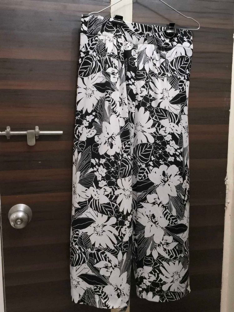 Black &amp; White Floral Easy Capri