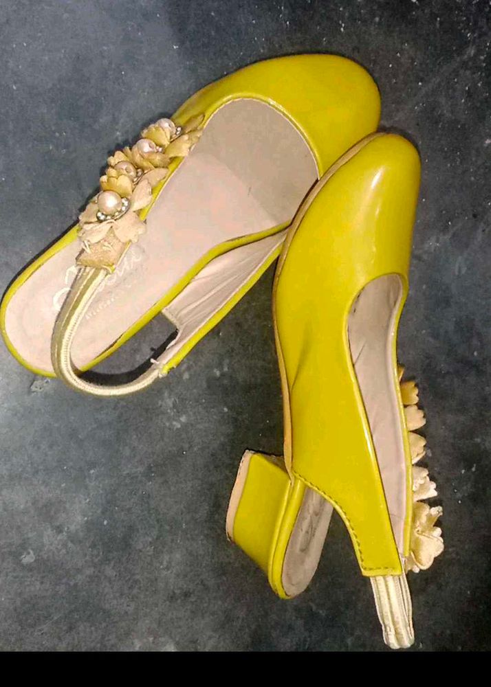 😍👠Yellow Slingback Heels👠