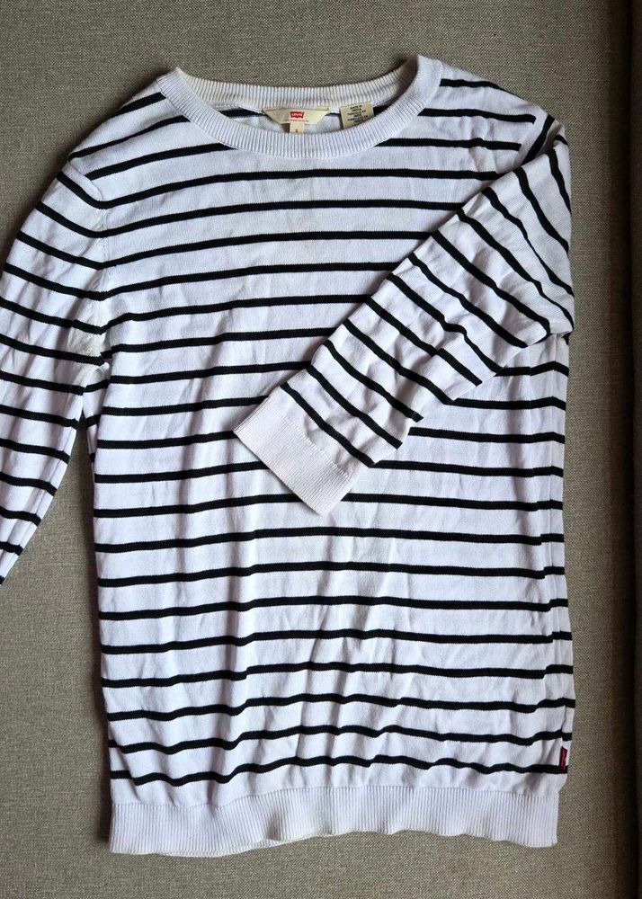 Levi&#39;s black&amp;white stripped pullover jersey
