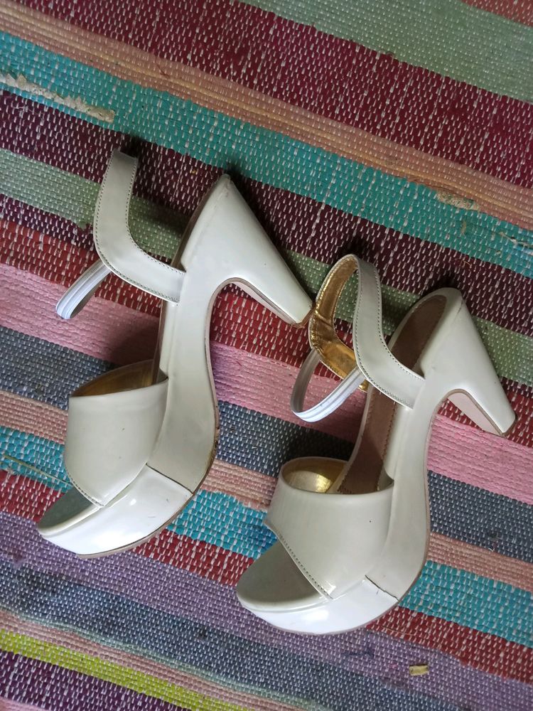 🚨Price Dropped, White Heels, Brand New 👠