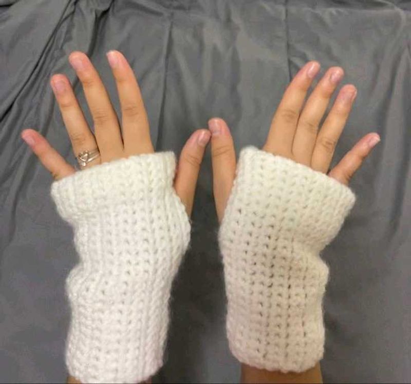 Cozy White Knit Fingerless Gloves
