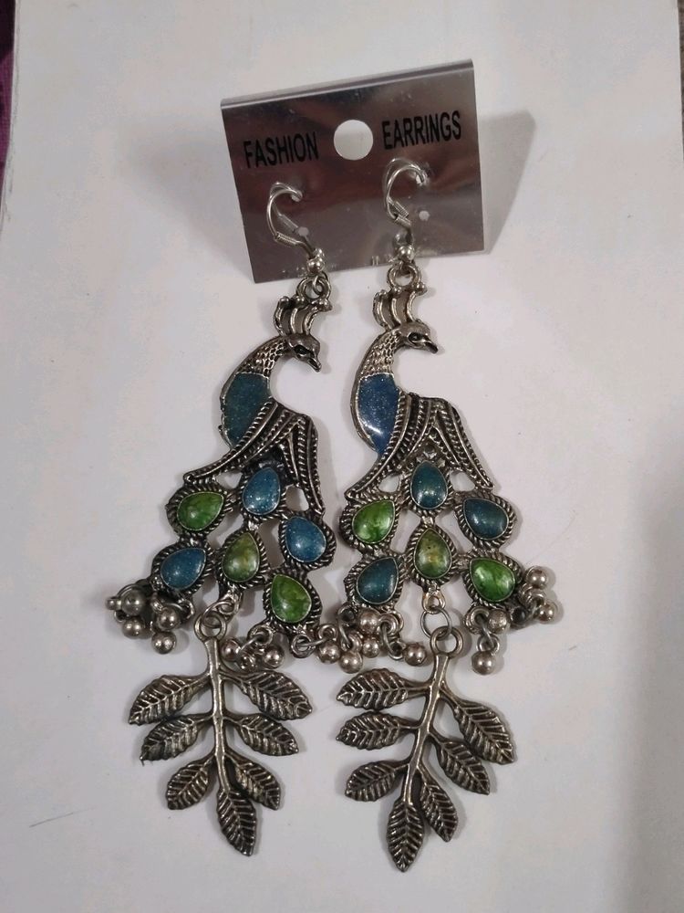 fashion earrings brand new hanging ear rings. peac