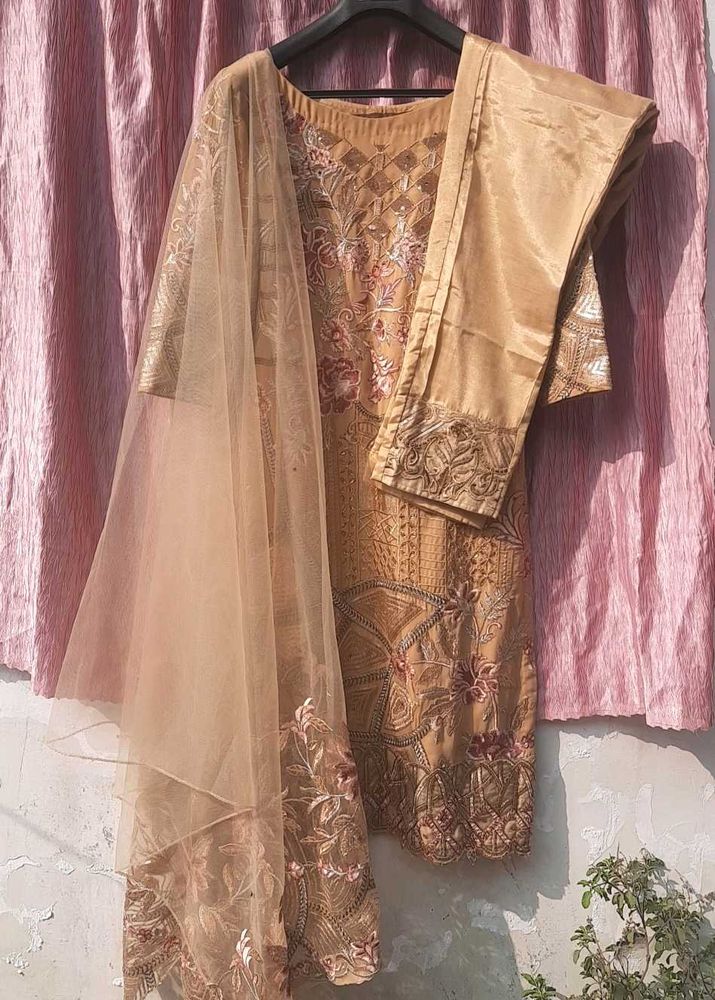 Beautiful 🤩 Pakistani Embroided Suit
