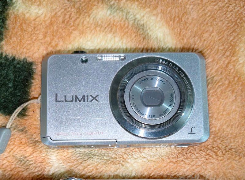 Panasonic Lumix DMC FH4