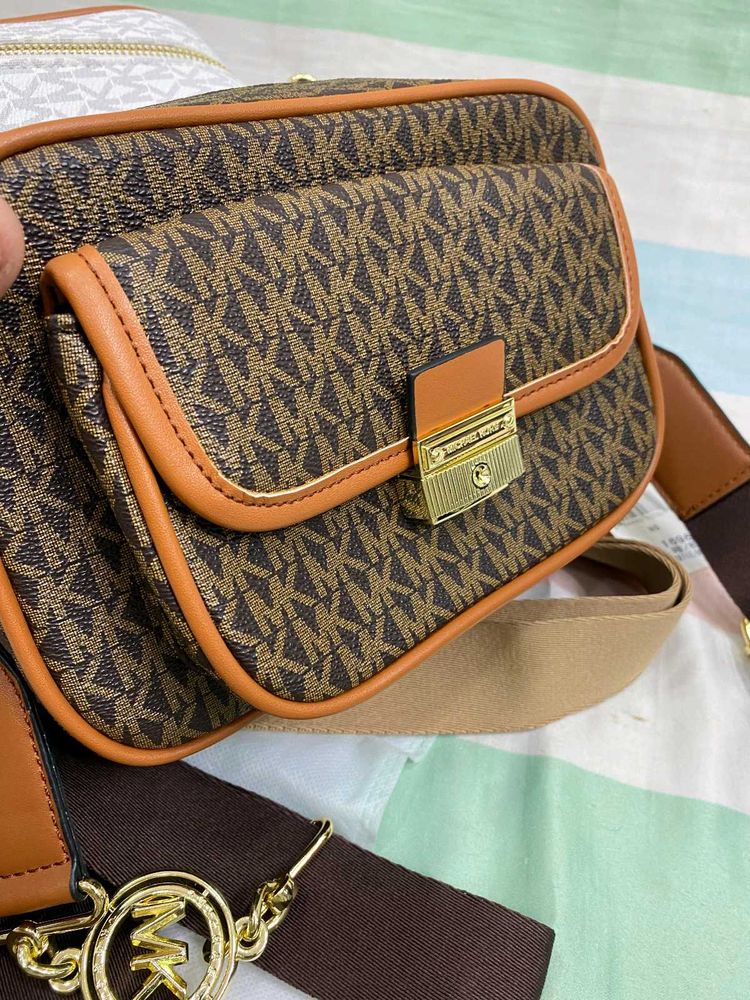 MK BRADSHAW MEDIUMCAMERA CROSS BODY BAG*