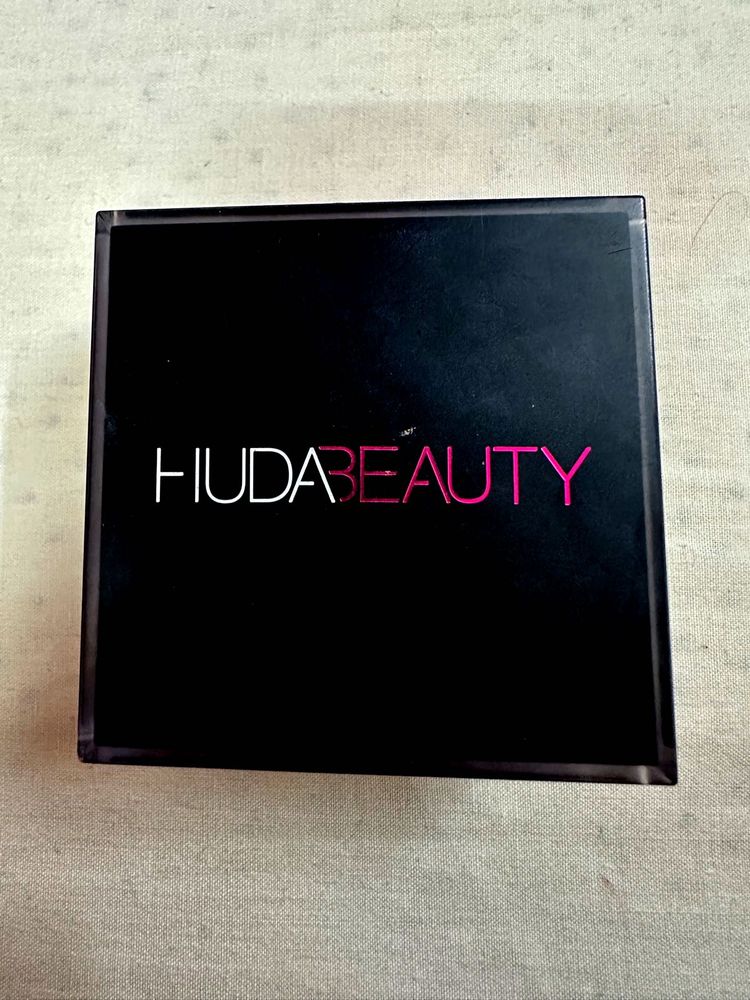 Huda Beauty Blonde Easy Bake Powder