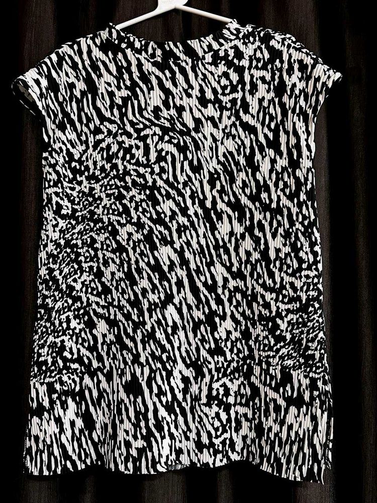 Black &amp; White Print Top