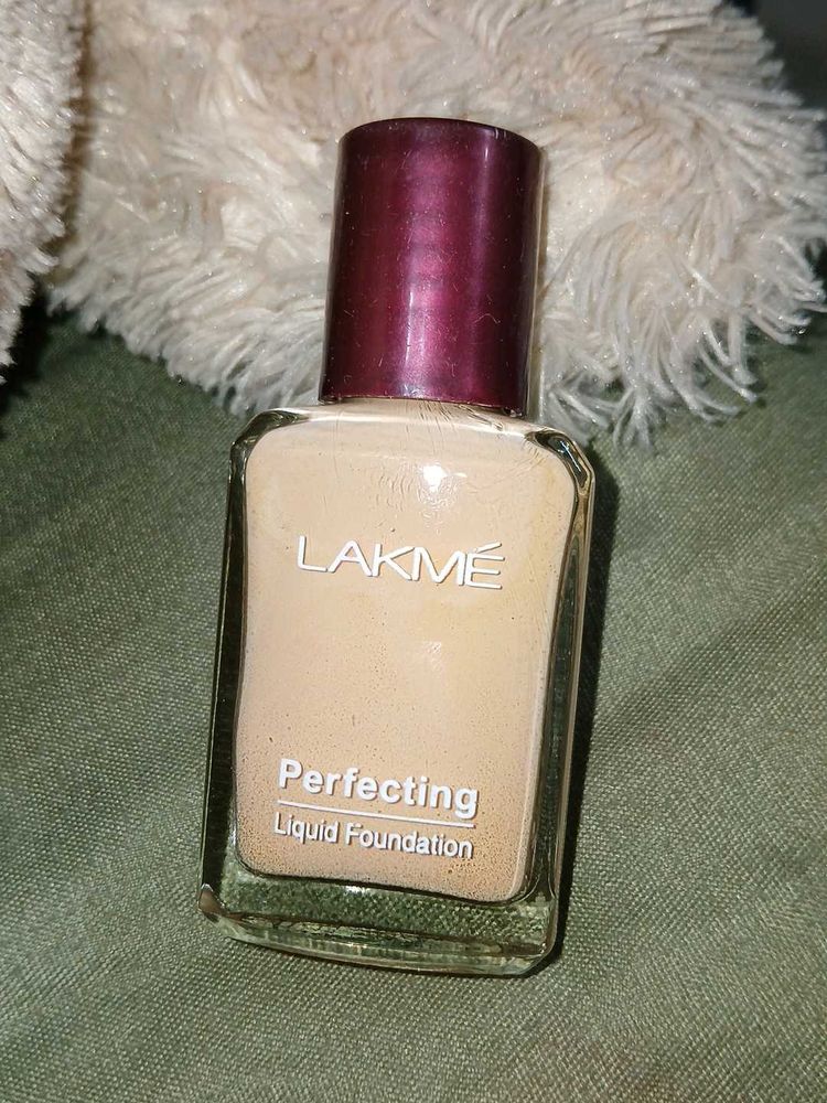 LAKME perfecting Liquid Foundation