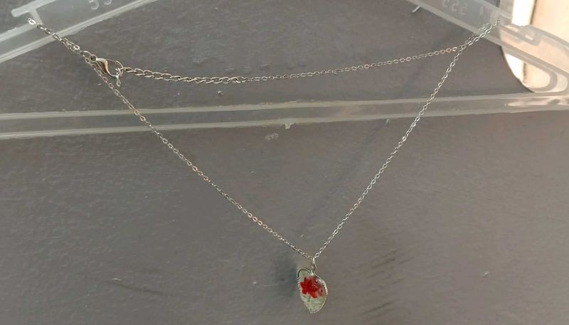 Heart flower necklace