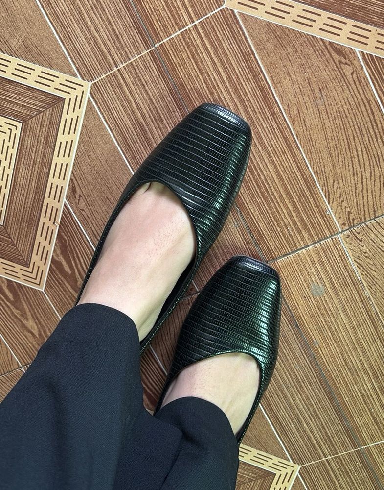 These Smart Allen Solly black Pumps/ Bellies