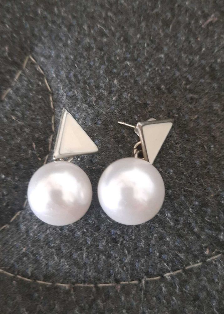 Earring with pearl bead