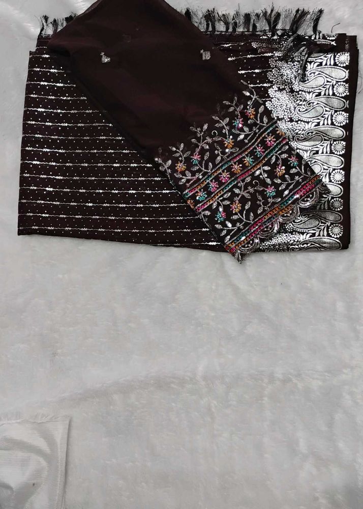 👉Elegant Partywear Saree(New)