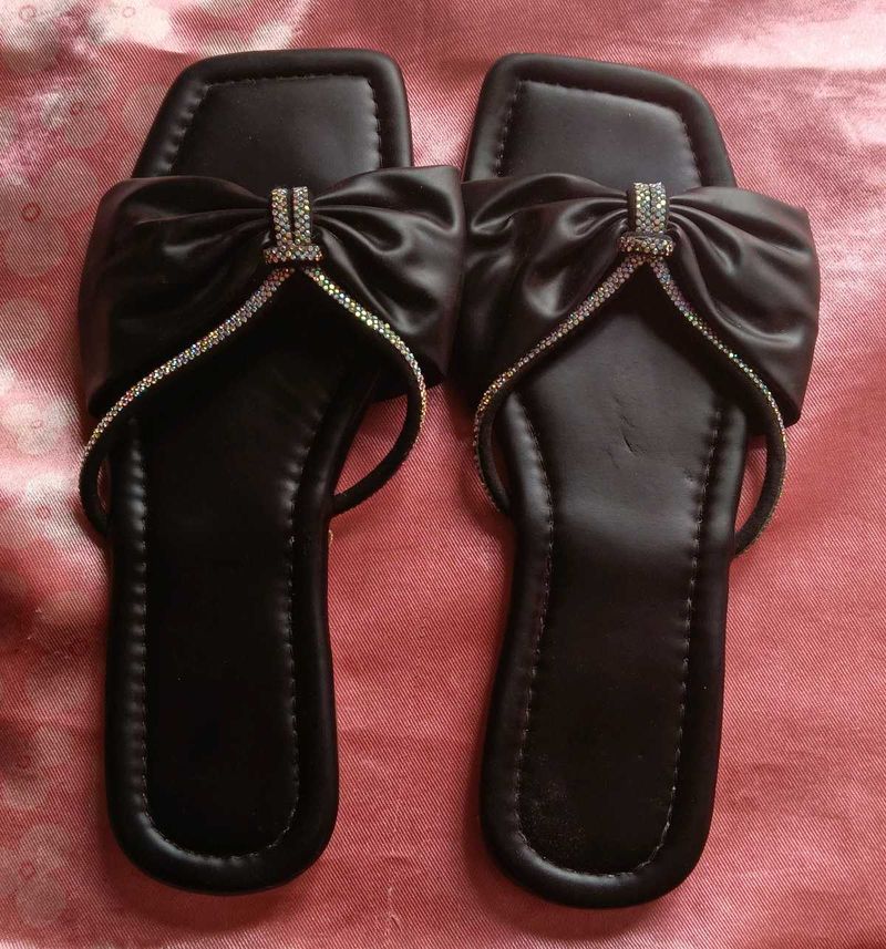 Chic Bow Detail Black Sandals