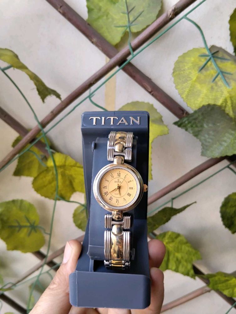 Elegant  Gold-Tone Women&#39;s Watch