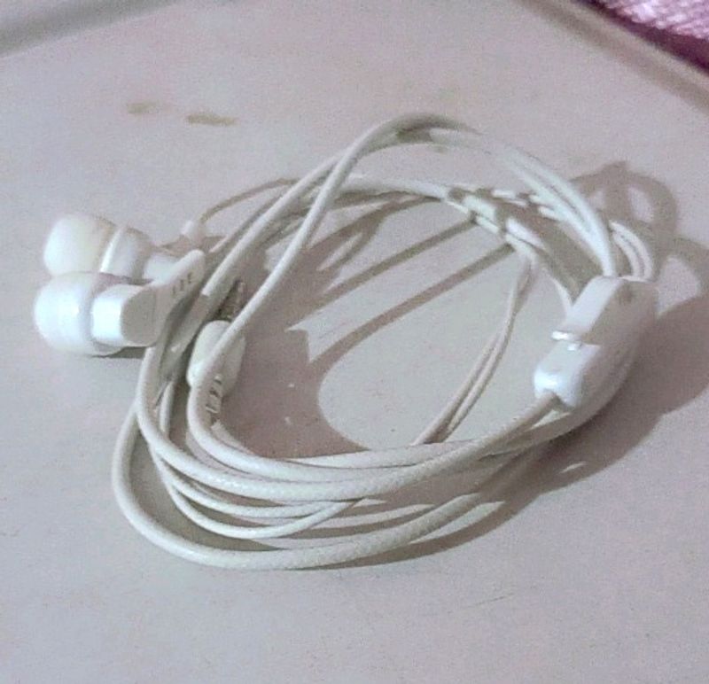 💥Wire Earphone Trendy With Mic For All Smartphone