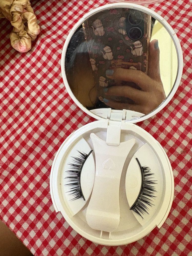 False Eyelashes with Case