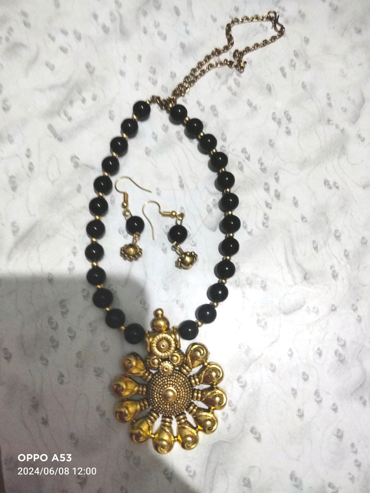 Black Moti Golden Plate